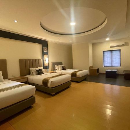Coins Hotel Джакарта Экстерьер фото