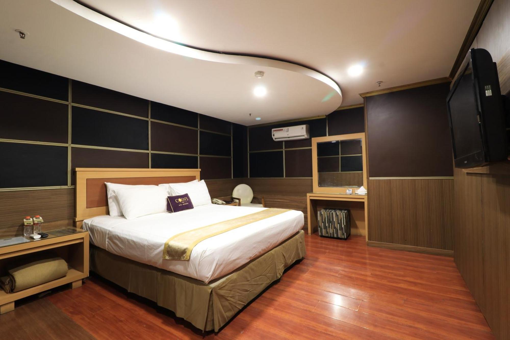 Coins Hotel Джакарта Экстерьер фото