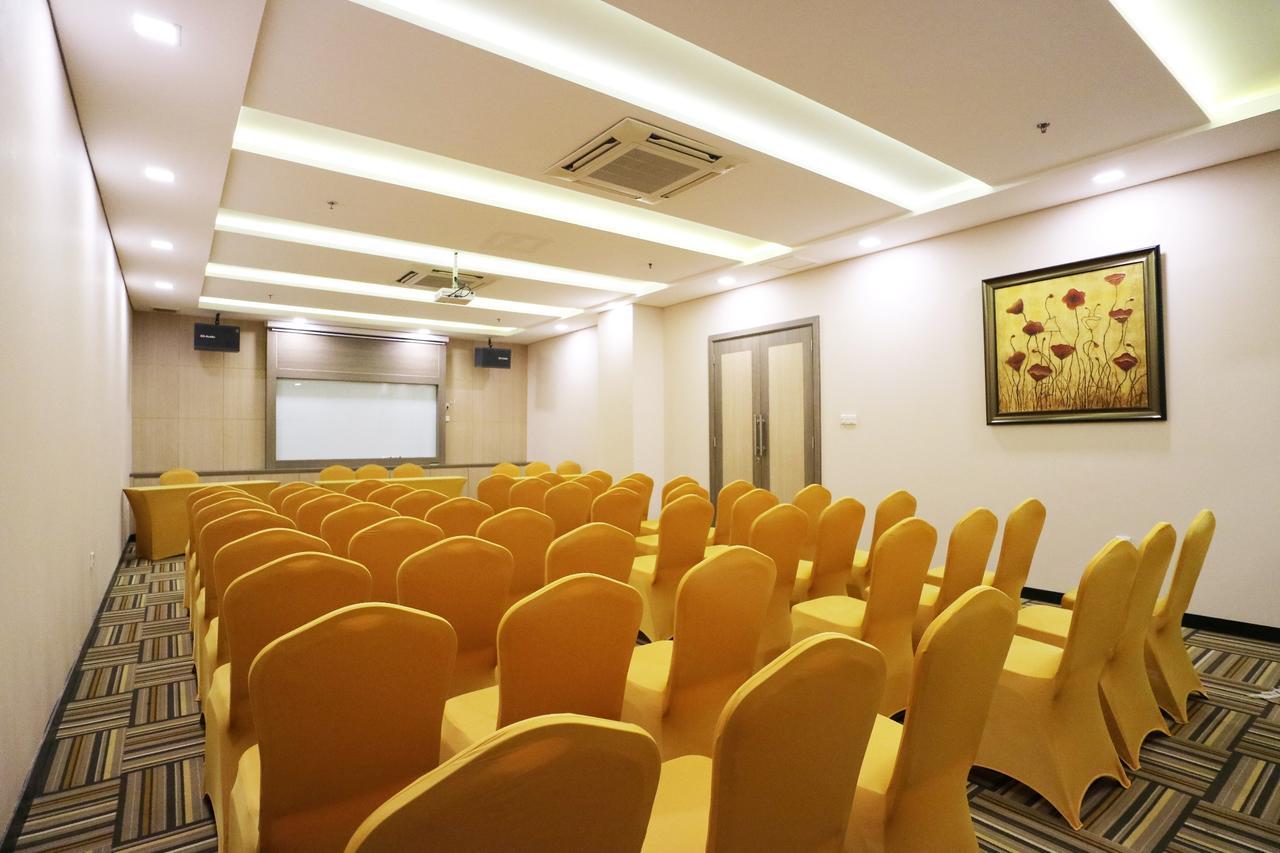 Coins Hotel Джакарта Экстерьер фото