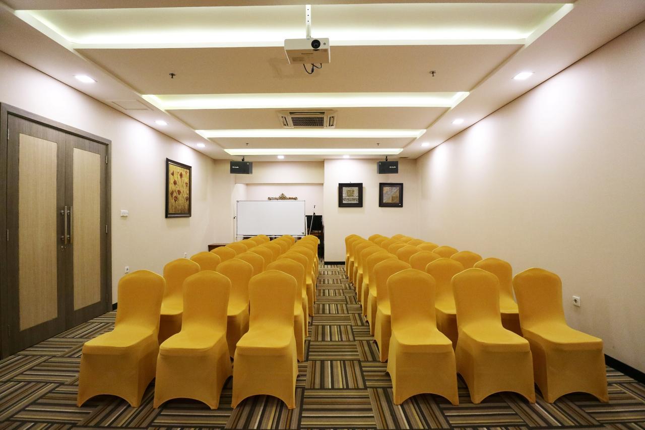 Coins Hotel Джакарта Экстерьер фото
